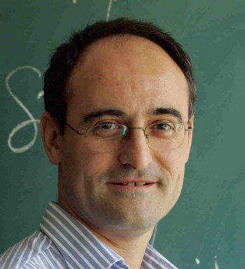 DVD157-(15/07/05). Juan García Bellido, experto en métodos matemáticos, gravitación y cosmología. © Luis Magán.